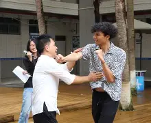 包含利兹联客场逼平哈德斯菲尔德，稳定积分榜位置的词条